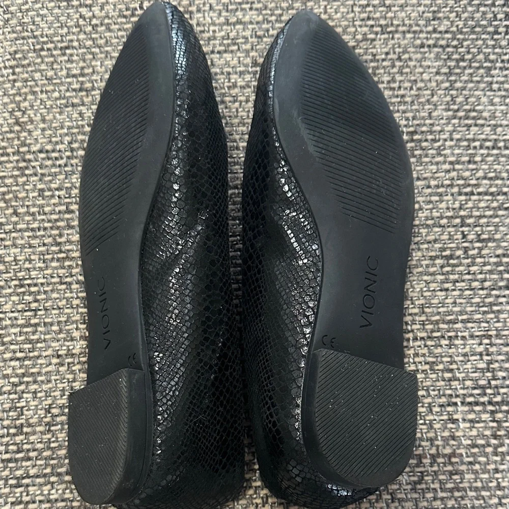 Vionic Caballo Snakeskin Pointed Toe Flats Orthotic Comfort Shoes Size 5
